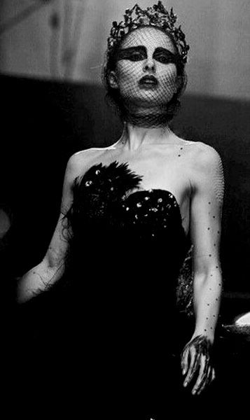 Nina Sayers (Natalie Portman) • Black Swan Natalie Portman Black Swan, Nina Sayers, Black Swan Movie, Black Swan Costume, Duo Costumes, Tutu Ballet, Swan Queen, White Swan, Halloween Inspo