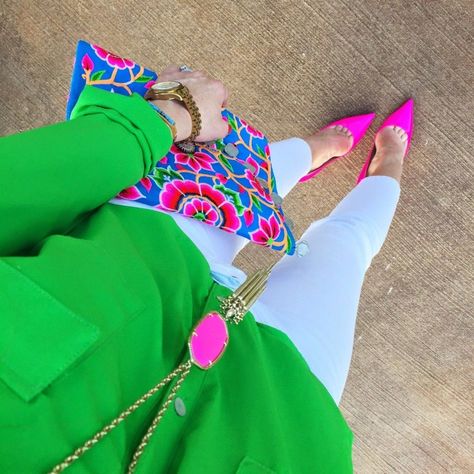 Ropa Color Neon, Pink Shoes Outfit, Tennis Shoes Outfit Work, Tennis Shoe Outfits Summer, Colour Combinations Fashion, Tennis Shoes Outfit, Color Blocking Outfits, Afrikaanse Mode, Color Combinations For Clothes