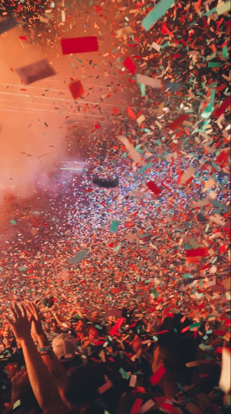 Tame impala concert while confetti blows as he sings like the gods. Party Confetti Aesthetic, Concert Confetti Aesthetic, Bright Music Aesthetic, Vidcon Aesthetic, Aesthetic Tame Impala, Live Concert Aesthetic, Concert Vibes Aesthetic, Confetti Aesthetic, Live Music Aesthetic