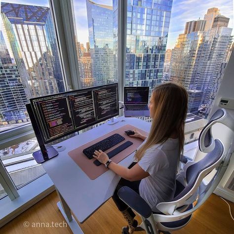 Computer Science Women, Programmer Girl, Coder Girl, Tech Girl, Computer Desk Setup, Computer Engineering, Work Motivation, Home Work, Pc Setup