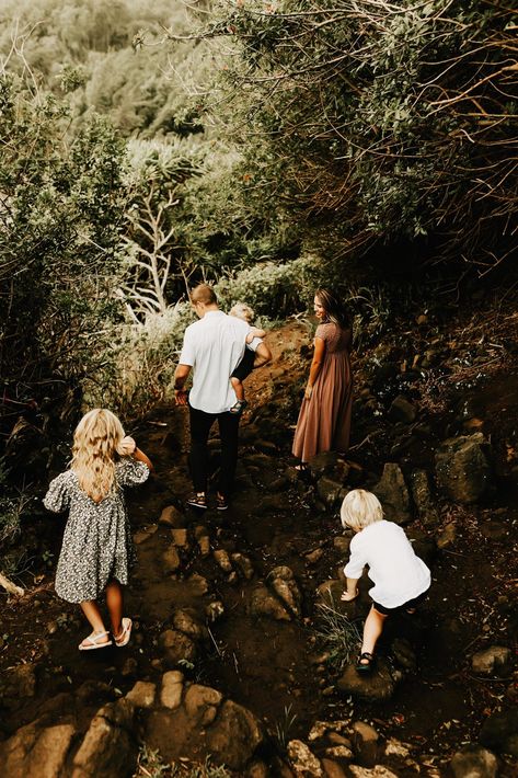 Family In The Woods, Nature Family, Cottage Core Family Pictures, Family Core, Forest Family Photoshoot, Family Posing Guide, Family Nature, Outdoor Family Photos, Family Inspiration