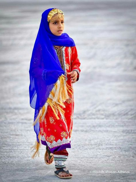 Beautiful Omani traditional dress Omani Traditional Dress, Omani Dress, Uae Traditional, Arabic Culture, Cultural Dress, Eid Dress, Rajputi Dress, Arabian Peninsula, Arab Culture