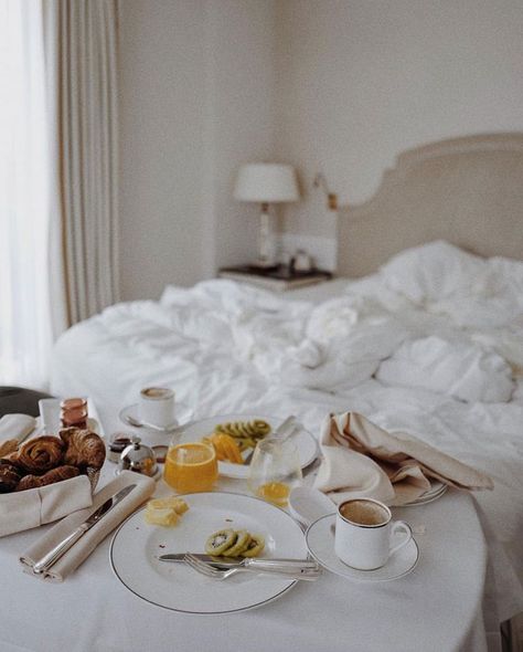 Room Service! Fort Lauderdale Apartments, Hotel Aesthetic, Hotel Breakfast, Jw Marriott, Vegas Baby, Green Rooms, Breakfast In Bed, Branding Photos, Room Aesthetic