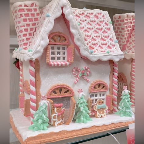 New Pink Gingerbread Clay Dough House #Pinkgingerbread #Gingerbreadhouse #Pinkchristmas Gingerbread Themed Christmas Decor Pink, Cute Ginger Bread Houses, Gingerbread House Village Ideas, Whimsical Gingerbread House, Tiny Gingerbread Houses, Kawaii Gingerbread House, Pink Gingerbread Wallpaper, Girly Gingerbread House, Pink Gingerbread Christmas Decor