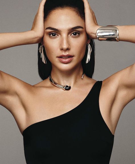 Gal Gadot in Elle US December 2017 by Paola Kudacki Gal Gabot, Gal Gardot, Gal Gadot Wonder Woman, Elle Us, Wonder Women, Elle Magazine, Amanda Seyfried, Gal Gadot, Woman Crush