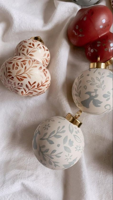 Ornaments Painted, Hand Painted Bauble, Heirloom Ornaments, Christmas Crafty, Painted Christmas Ornaments, Rose Art, Ornaments Christmas, Merry Little Christmas, Fun Christmas