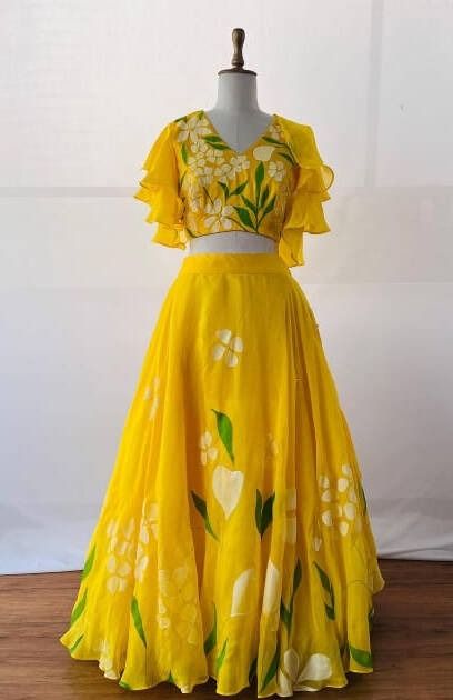 Yandex Images: search for images Kids Yellow Dress, Haldi Dress For Bride, Haldi Dress Ideas, Floral Skirt Outfits, Yellow Long Dress, Haldi Dress, Frocks For Kids, Simple Frock Design, Long Frock Designs