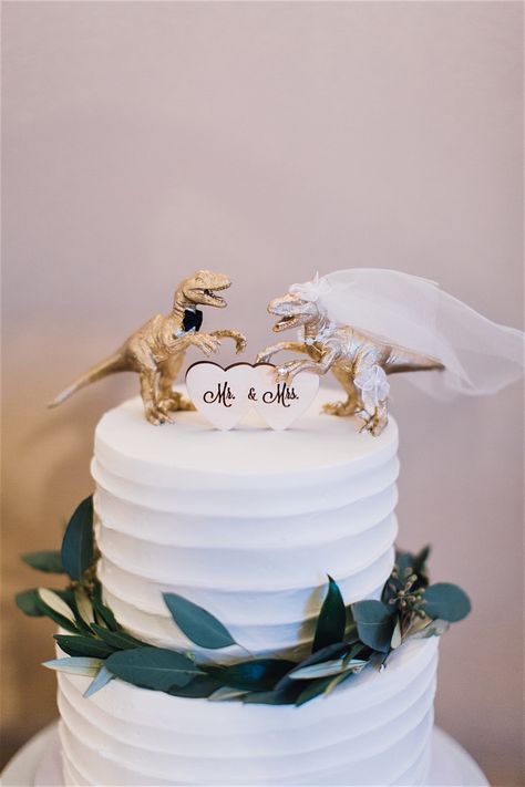 T Rex Wedding Cake Topper, Dinosaur Wedding Cake Topper, Wedding Topper Ideas, Wedding Cake Topper Ideas Unique, Dino Wedding Cake, Dino Wedding, Fun Wedding Cake Toppers, Dinosaur Wedding Cake, Unique Wedding Cake Toppers