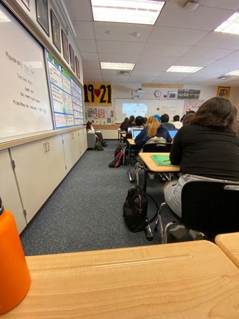 American Classroom Aesthetic, American Schools Aesthetics, American School Classroom, Us School Aesthetic, America High School Aesthetic, American High School Aesthetic Classroom, American Middle School Aesthetic, American Exchange Student Aesthetic, School Pics With Friends Middle School