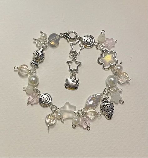 Bead Jewlrey, Cluttered Bracelets, Charm Bracelet Ideas, Charm Bracelets Diy, Dark Living Room Ideas, Dark Living Room, Fairy Bracelets, Beaded Charm Bracelet, Pearl Charm Bracelet