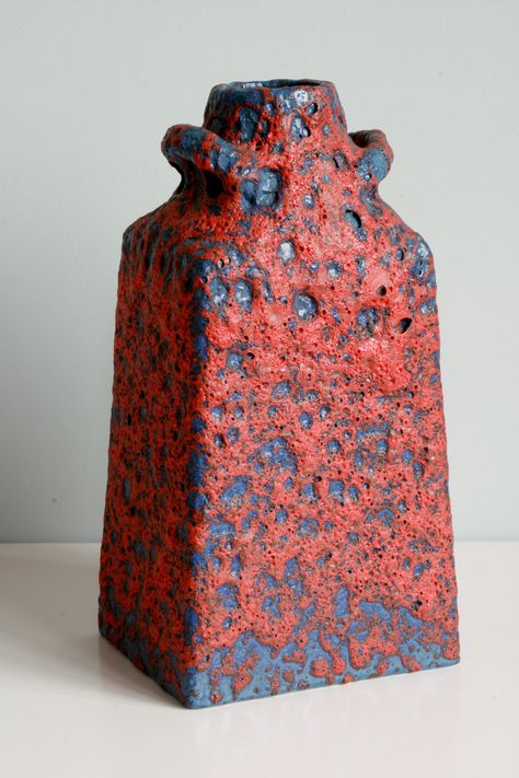 Vase by ES-Keramik Emons & Söhne in rare red over blue volcanic glaze West Germany 1970s, height 28cm German Ceramics, Mid Century Modern Ceramics, Scandinavian Ceramic, Mid Century Pottery, Ceramic Bottle, German Pottery, Glaze Ceramics, Pottery Techniques, Mid Century Ceramics