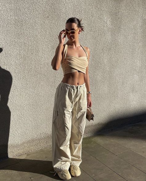 Fits With Foam Runners, Flow Pants Outfit, Foam Runner Outfit, Streetwear Fashion Instagram, Lover Archetype, Monica Style, Runners Outfit, Minimalist Fashion Outfits, Outfits Juvenil