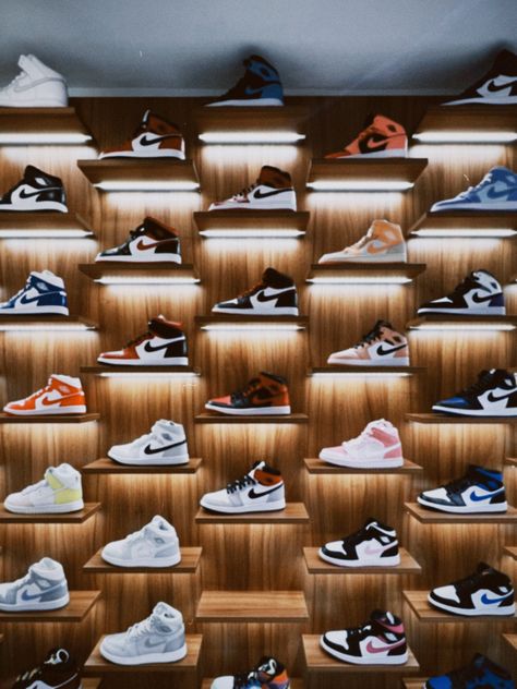 Men Shoes Shop Interior Design, Shoe Shop Interior Design Shelves, Shoes Display Retail Store Interiors, Men’s Shoe Closet, Sneaker Store Interior Design, Shoes Shop Design Ideas Store Displays, Jordan Shoe Display, Sneakers Shop Interior Design, Sneakers Shelves