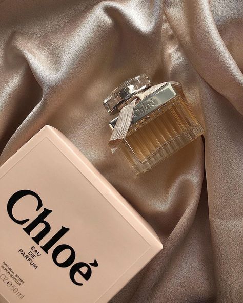 Candle Scents Recipes, Chloe Perfume, Perfume Photography, Perfume Lover, Classy Aesthetic, Makeup Room, Beige Aesthetic, Signature Scent, Perfume Collection