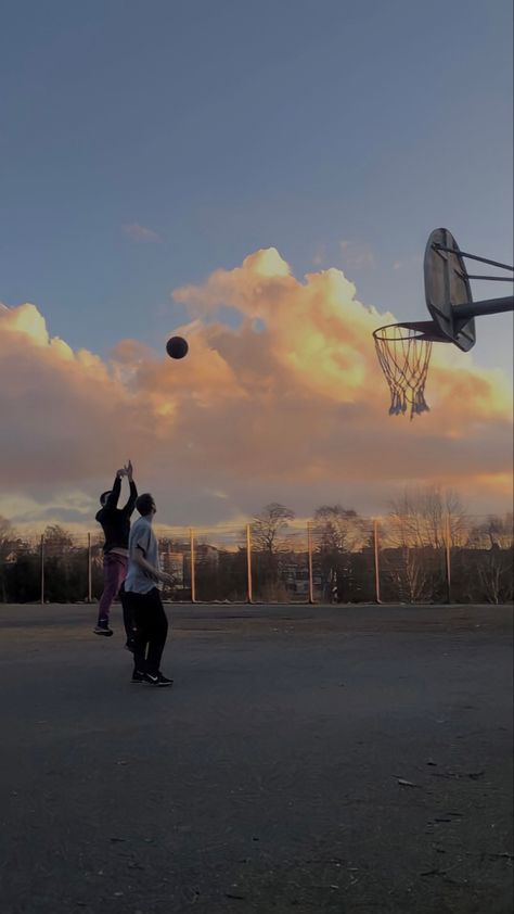 Basketball With Friends Aesthetic, Pickup Basketball Aesthetic, Basketball Boy Aesthetic, American Basketball Aesthetic, Basketball With Friends, Basketball Guy Aesthetic, Summer Basketball, Basketball Vibe, Basketball Lifestyle