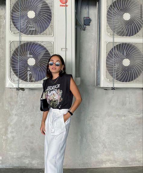 Summer trend, muscle tee, ootd, look, bershka style, blogger, summer looks, casual ootd Muscle Tee Outfit Street Style, Summer Looks Casual, Muscle Tee Outfit, Muscle Tee Outfits, Outfit Street Style, Casual Ootd, Style Blogger, Muscle Tee, Tee Outfit