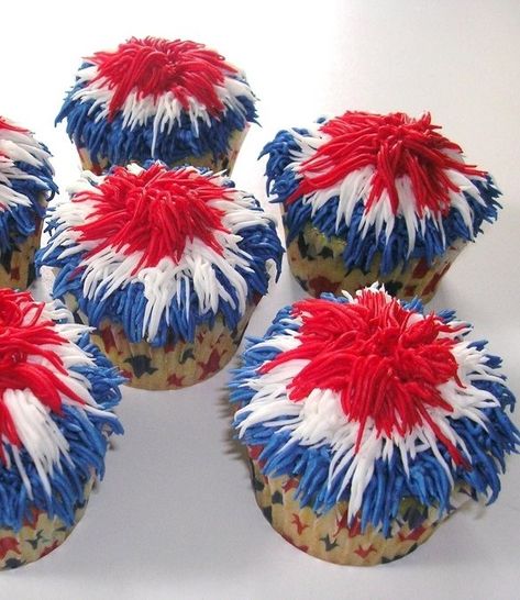 Recipe for Firecracker Cupcakes - This 4th of July why not try baking red, white and blue cupcakes with the kids?!!! Bebe'!!! Cute for Fourth of July!!! Firecracker Cupcakes, Patriotic Cupcakes, Patriotic Food, Creative Party Ideas, 4th Of July Cake, Blue Cupcakes, Holiday Cupcakes, White Cupcakes, 4th Of July Desserts