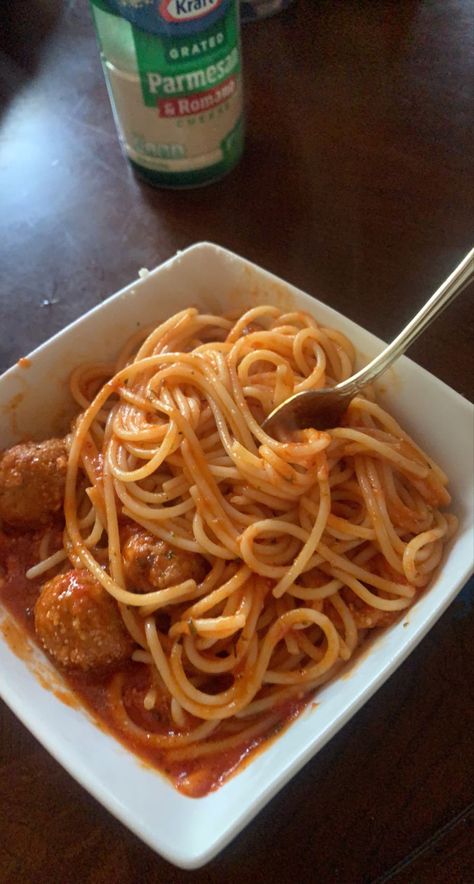 Spaghetti And Meatballs Aesthetic, Spaghetti Aesthetic, Foods Aesthetics, Food Cravings Aesthetic, Yummy Meatballs, Pasta Date, Pasta With Meatballs, Hospital Food, Pasta Lunch