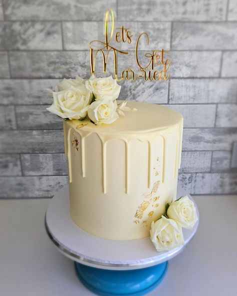 Let's get married! Simple, elegant cake for the special couple 💍 Congratulations on your engagement. Cakes For Engagement Couple, Cakes For Engagement, Simple Elegant Cake, Sister Cake, Bridal Shower Props, Congratulations Cake, Engagement Party Cake, Mums Birthday, Shasta Daisy