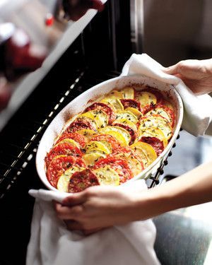 Baked Tomatoes, Squash, and Potatoes Squash And Potatoes, Baked Tomatoes, Diner Recept, Side Recipes, Veggie Dishes, Spaghetti Squash, Vegetable Dishes, I Love Food, Vegetable Recipes