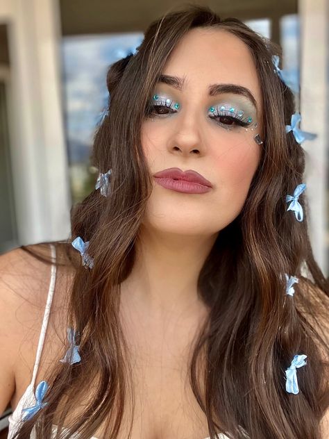 Blue Crystal Makeup, Mamma Mia Party Makeup, Blue Ribbon Hairstyle, Niall Horan Concert Makeup Ideas, Blue Rhinestone Makeup, Eye Makeup With Rhinestones, Birthday Glam Makeup, Niall Horan Inspired Outfits, Makeup Look Blue