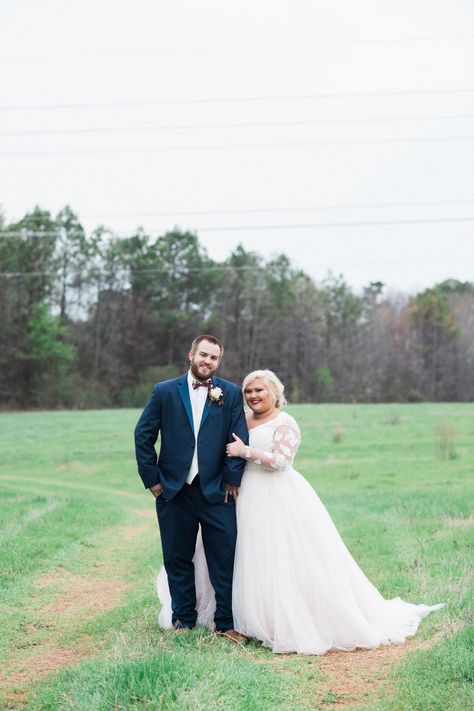 Plus Size Wedding Photo, Photography Plus Size, Wedding Pose Ideas, Plus Size Posing, Plus Size Brides, Wedding Portrait Poses, Wedding Photo Poses, Outdoor Wedding Photography, Plus Size Bride