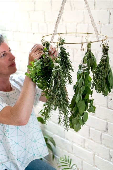 Herbs Storage, Practical Crafts, Herb Drying, School Kitchen, Rural Property, Herb Storage, Hippie Party, Edible Crafts, Diy Wind Chimes