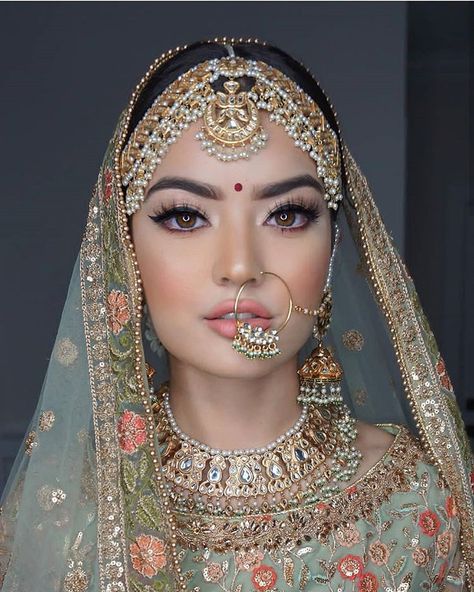 Mehandi Outfit, Bride Makeup Natural, Bollywood Makeup, Indian Wedding Makeup, Indian Bride Makeup, Pengantin India, Couture Makeup, Bridal Makeup Images, Bengali Bride