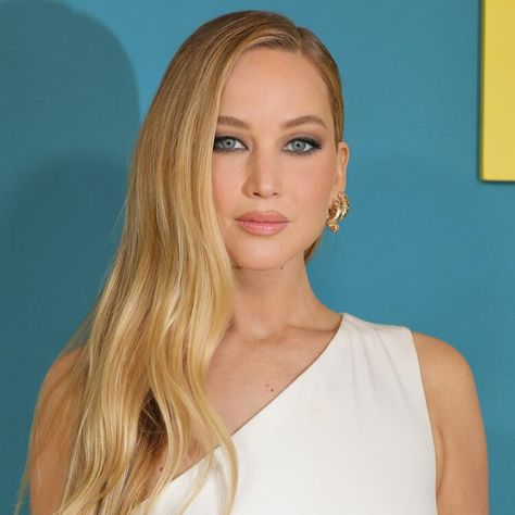 Jennifer Lawrence's Makeup Is Insta-Famous—Here Are the Exact Products She Used — Who What Wear Jennifer Lawrence Makeup, Light Brown Eyebrows, Sultry Makeup, No Hard Feelings, 15 Makeup, Brightening Powder, Curling Mascara, Golden Blonde Hair, Dior Forever