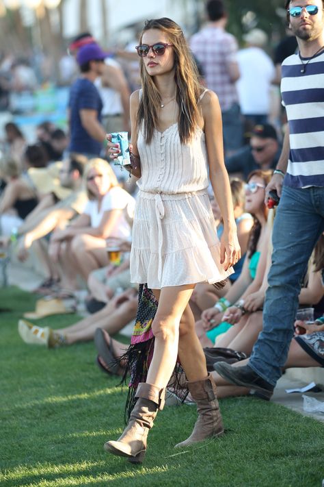 Alessandra Ambrosio - 2011 Beer Garden Outfit, Garden Outfit, Festival Chic, Music Festival Fashion, Music Festival Outfits, Coachella Fashion, Style Muse, Coachella Festival, Coachella Outfit