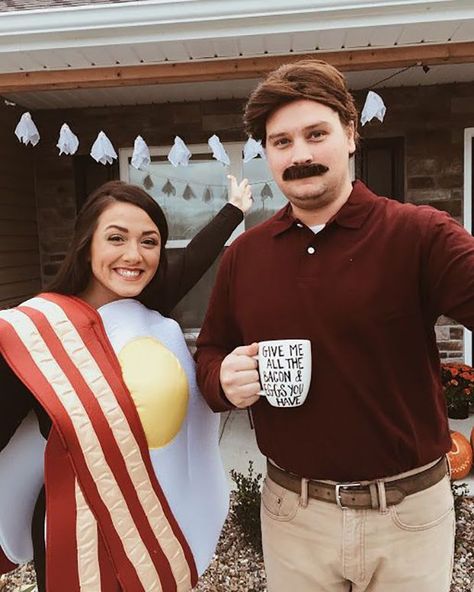 Ron Swanson and breakfast food from Parks and Rec. Fall Necessities, Cute Couples Costumes, Best Couples Costumes, Duo Costumes, Holloween Costume, Hallowen Costume, Cute Couple Halloween Costumes, Ron Swanson, Couples Halloween