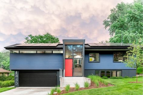 '60s split-level in Golden Valley is transformed into modern dream home - StarTribune.com Split Level Exterior, Split Level Remodel, Split Entry, Mid Century Exterior, 1960s Home, Built In Dresser, Split Level House, Midcentury Home, Level Homes