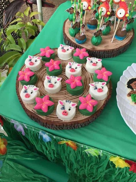 Ideas for Moana themed party food If you are planning a Moana themed party, you definitely need to have a fabulous Moana Cake and some killer themed desserts! These amazing ideas will help you choose what to bake (and buy) for your Moana birthday! #moanapartyfood #moanapartyideas #moanaparty #moanacupcakes #moanacookies #moanacake #diyparty #birthday #summerparty #moanabirthday Moana Cupcake, Moana Party Decorations, Moana Birthday Party Ideas, Moana Birthday Cake, Moana Birthday Party Theme, Moana Theme Birthday, 4de Verjaardag, Festa Moana Baby, Bolo Moana