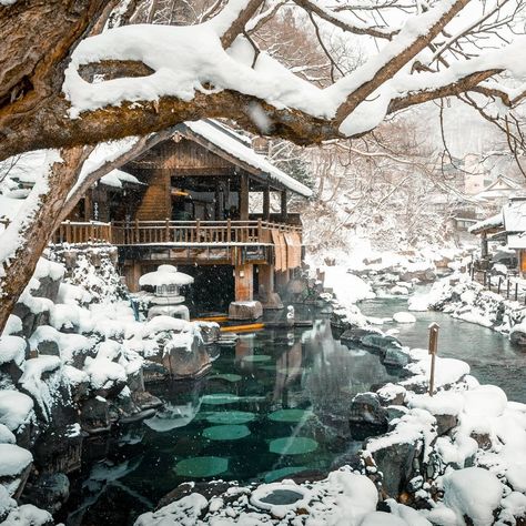 🌅 Takaragawa Onsen Osenkaku is a hot spring located in the deep mountain of northern Gunma Prefecture. ♨️⁣⁣ It has a spacious outdoor bath which is one of the largest in Japan! ⭐️ ❄️ 📷: japantourismus Hot Spring Drawing, Takaragawa Onsen, Japan In February, Japan Onsen, Japanese Alps, Japanese Winter, Onsen Japan, Northern Japan, Japanese Onsen