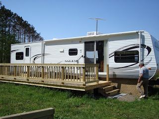 Camper Porch Ideas, Mobile Home Decks, Deck Ideas For Campers, Deck For Camper, Camper Porch, Rv Decks, Porch For Camper, Cabin Decks, Campsite Decorating