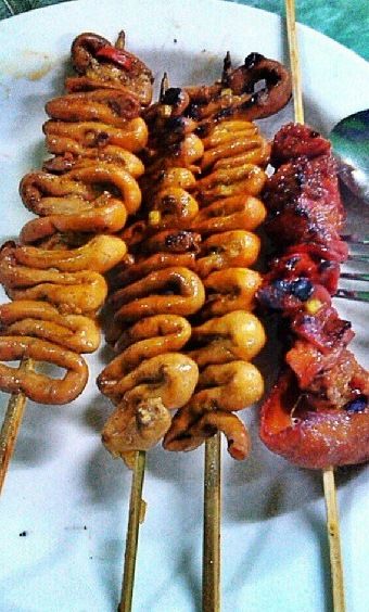 street food: ISaw isaw barbeque Pinoy Street Food, Filipino Street Food, 50th Birthday Cake Toppers, Cafe Pictures, Philippines Culture, 50th Birthday Cake, Filipino Food, Filipino Recipes, Food Obsession