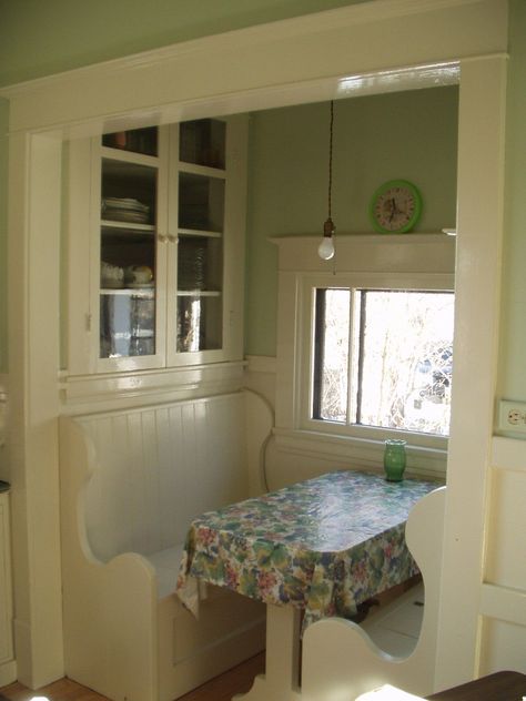 1920s kitchen images - Yahoo Image Search Results Built In Kitchen Nook, 1920s Kitchen, Bungalow Kitchen, 1920s House, Cottage Kitchens, Kitchen Nook, Dining Nook, Style At Home, Retro Home Decor