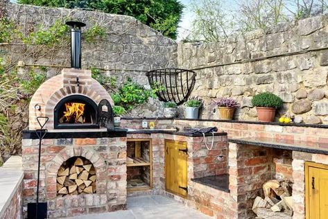 20 Most Amazing Pizza Oven Ideas For Your Outdoor Kitchen Pizza Oven Ideas, Brick Pizza Oven Outdoor, Oven Ideas, Outdoor Fireplace Pizza Oven, Brick Oven Outdoor, Pizza Oven Outdoor Kitchen, Wood Burning Pizza Oven, Design Per Patio, Brick Bbq