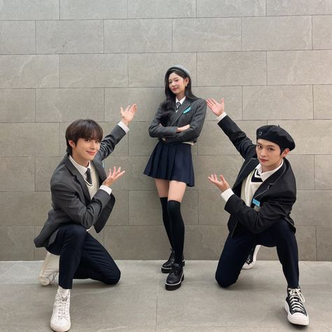 Photo Pose For 3 Friends, Trio Standing Poses, Kpop Trio Pics, K Pop Best Friends, Poses For 2 People Photo Ideas, Best Friends Trio Aesthetic, 6 Friends Pictures, 3 Friends Poses, 2 Best Friends Poses