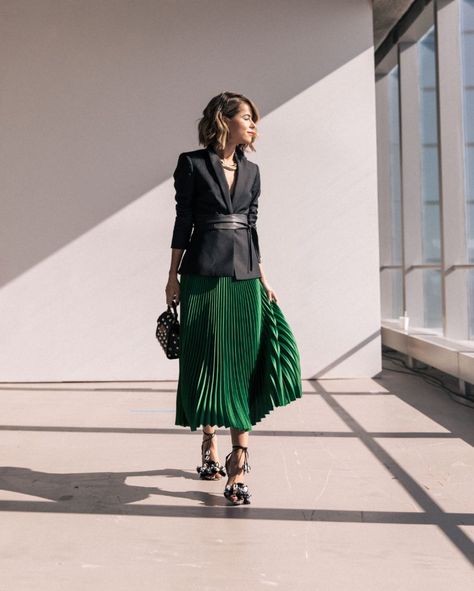 Styling A Blazer Dress, Maxi Skirt Blazer Outfit, Blazer On Skirt, Pleated Skirt And Blazer Outfit, Skirt Blazer Outfit, Work Outfits Chic, Modern Chic Outfits, Blazer Over Dress, Dress With Blazer Outfit