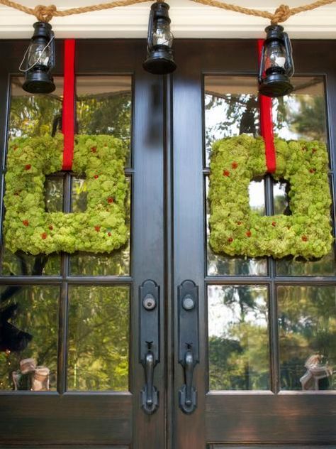 Add graphic punch and organic style to your front doors with square moss wreaths. To create these, you'll need square wreath forms, bagged moss, ribbon and approximately three hours of crafting time. In addition to their texture and color, the square shape of the wreaths offers a fresh new take on an old holiday classic. Square Wreaths, Best Outdoor Christmas Decorations, Square Wreath, Square Form, Christmas Porch Decor, Outdoor Holidays, Outdoor Holiday Decor, Christmas Porch, Christmas Display