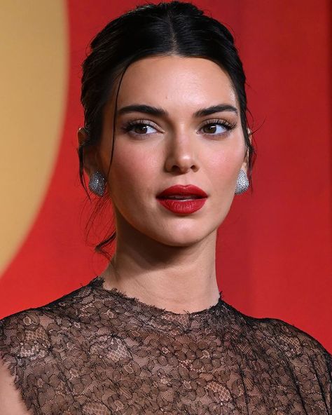 Kendall Jenner Short Hair, Kendall Jenner Red, Kendall Jenner Shorts, Brown Hair Up, Red Lipstick Makeup Looks, Kendall Jenner Face, Kendall Jenner Icons, Moschino Fashion, Kendall Jenner Makeup