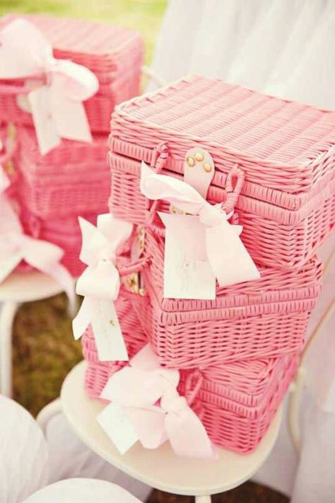 Pretty Pink Picnic! Pink Party Favors, Pink Basket, Tout Rose, Glitter Rosa, Pink Stuff, I Believe In Pink, Valentine Birthday, Pink Party, Bread Basket