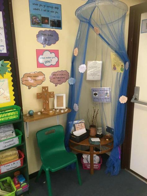 Prayer Corner Ideas, Catholic Prayer Corner, Eyfs Areas, Classroom Prayer, Kids Church Rooms, Christian Classroom, School Display, Prayer Ideas, Eyfs Classroom