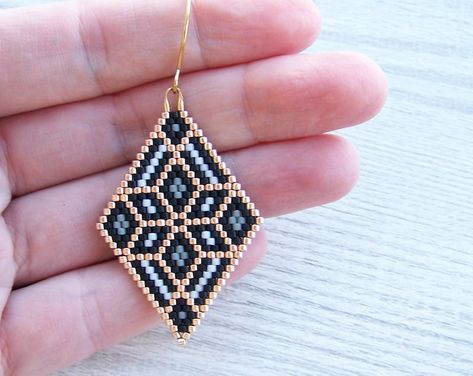 Geometric Seed Bead Pattern, Seed Beads Patterns, Delica Beaded Earrings, Brick Stitch Earrings Pattern, Brick Stitch Pattern Earring, Miyuki Beads Pattern, Seed Bead Jewelry Patterns, Stitch Earrings, Beaded Earrings Native