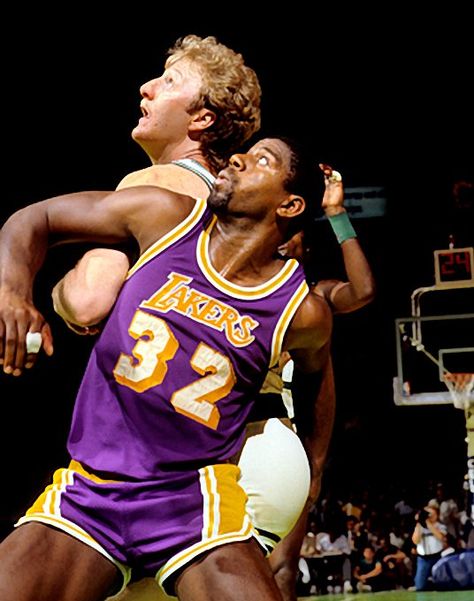 Lakers vs. Celtics Pictures: Magic Johnson and Larry Bird in the 1985 NBA Finals. Showtime Lakers, Bird Magic, Wilt Chamberlain, Basket Nba, Lakers Basketball, Kareem Abdul Jabbar, Sports Hero, Nba Legends, Nba Stars