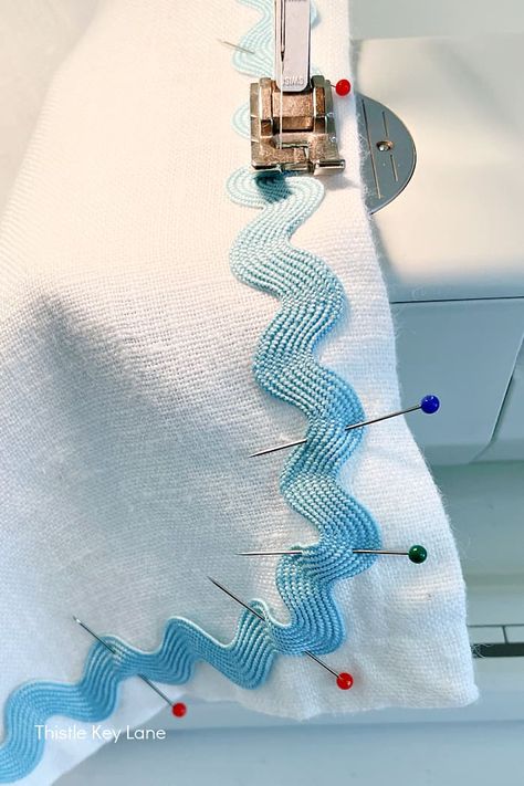 How To Sew Rick Rack On, Sew Dish Towels, Sew A Tablecloth, No Sew Tablecloth, How To Sew Napkins, Diy Fabric Napkins, Ric Rac Napkins, Diy Napkins Cloth, Fabric Trim Ideas