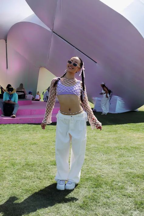 Coachella 2023: Photos of the Best Outfits at the Music Festival Indie Coachella Outfit, Blue Coachella Outfit, Colorful Coachella Outfits, Comfy Coachella Outfits, Summer Music Festival Outfits 2024, Modest Coachella Outfit, Coachella 2024 Outfits, Comfy Festival Outfit, Blue Denim Outfits