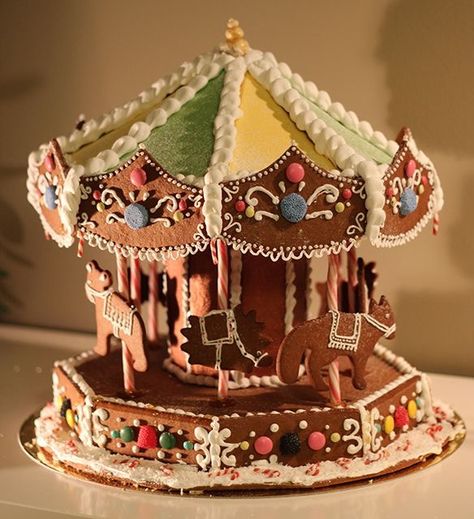 Gingerbread merry-go-round (South Africa), carousel (USA) Jul Kaka, Rodjendanske Torte, Gingerbread House Recipe, House Cookies, Gingerbread House Designs, All Things Gingerbread, Gingerbread House Cookies, Stay At Home Mum, Gingerbread Village