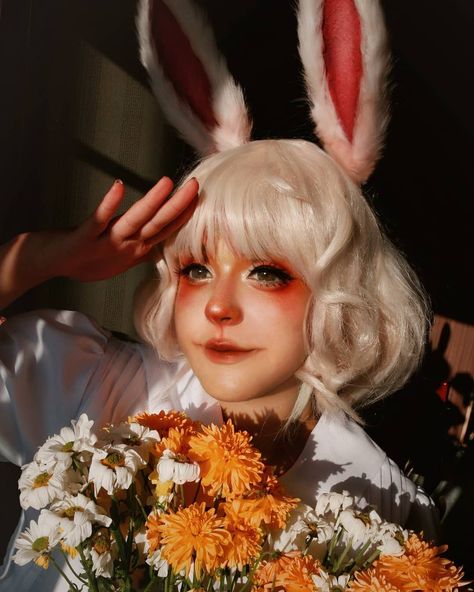 White Rabbit Inspired Makeup, Bunny Cosplay Makeup, The White Rabbit Makeup, Rabbit Makeup Halloween, White Hair Cosplay, Bunny Makeup Halloween, White Wig Costume, Bunny Makeup Look, White Rabbit Cosplay